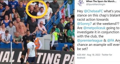 토트넘 팬 커뮤니티 등에 공유되는 인종차별 행위 사진[토트넘 팬 트위터 계정(@SpursMarchingIn) 캡처]